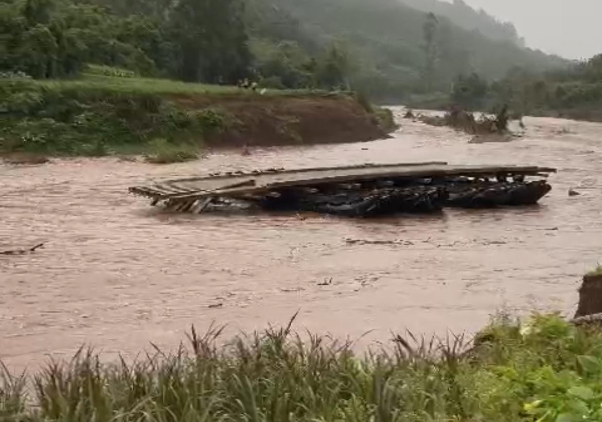 Ponte levada pela água deve ser recolocada nos próximos dias em Sinimbu