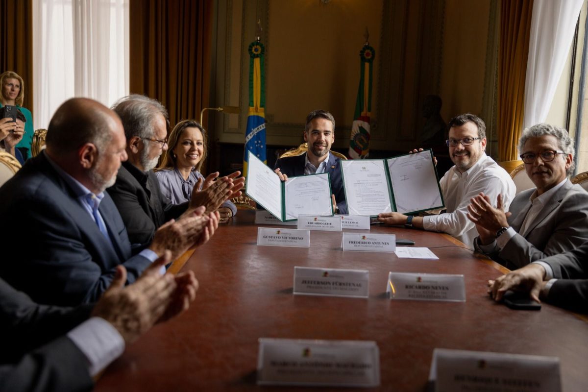 Eduardo Leite assina decreto que altera tributação do setor de autopeças