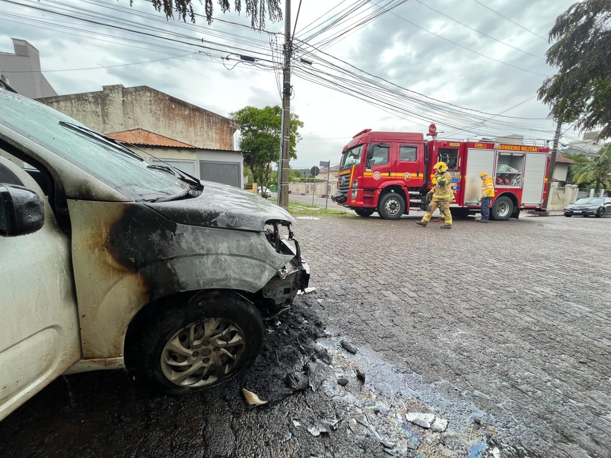 Carro pega fogo no Bairro Santo Inácio em Santa Cruz