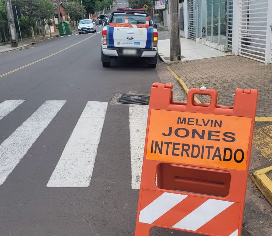 Avenida Melvin Jones fica bloqueada na manhã desta terça-feira