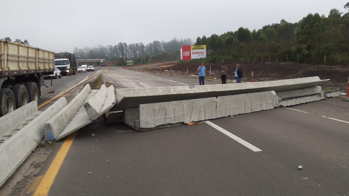 Queda de carga causa bloqueio na RSC-287 em Tabaí