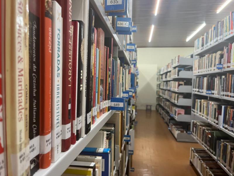 Em torno de 300 pessoas utilizam mensalmente a biblioteca pública de Santa Cruz