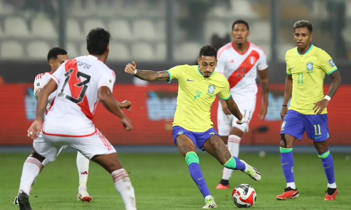 Brasil enfrenta seleção peruana pelas Eliminatórias da Copa