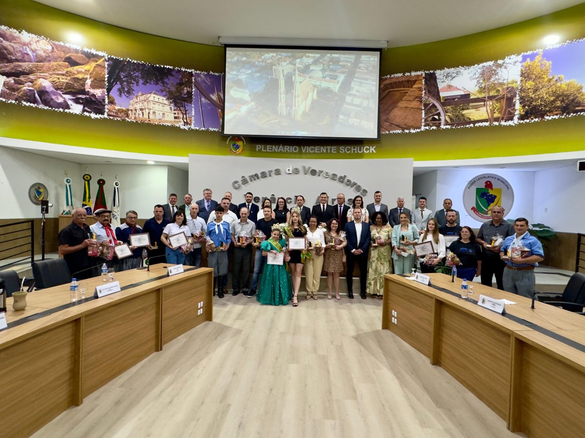 Legislativo de Venâncio Aires realiza sessão solene e reinaugura Plenário Vicente Schuck