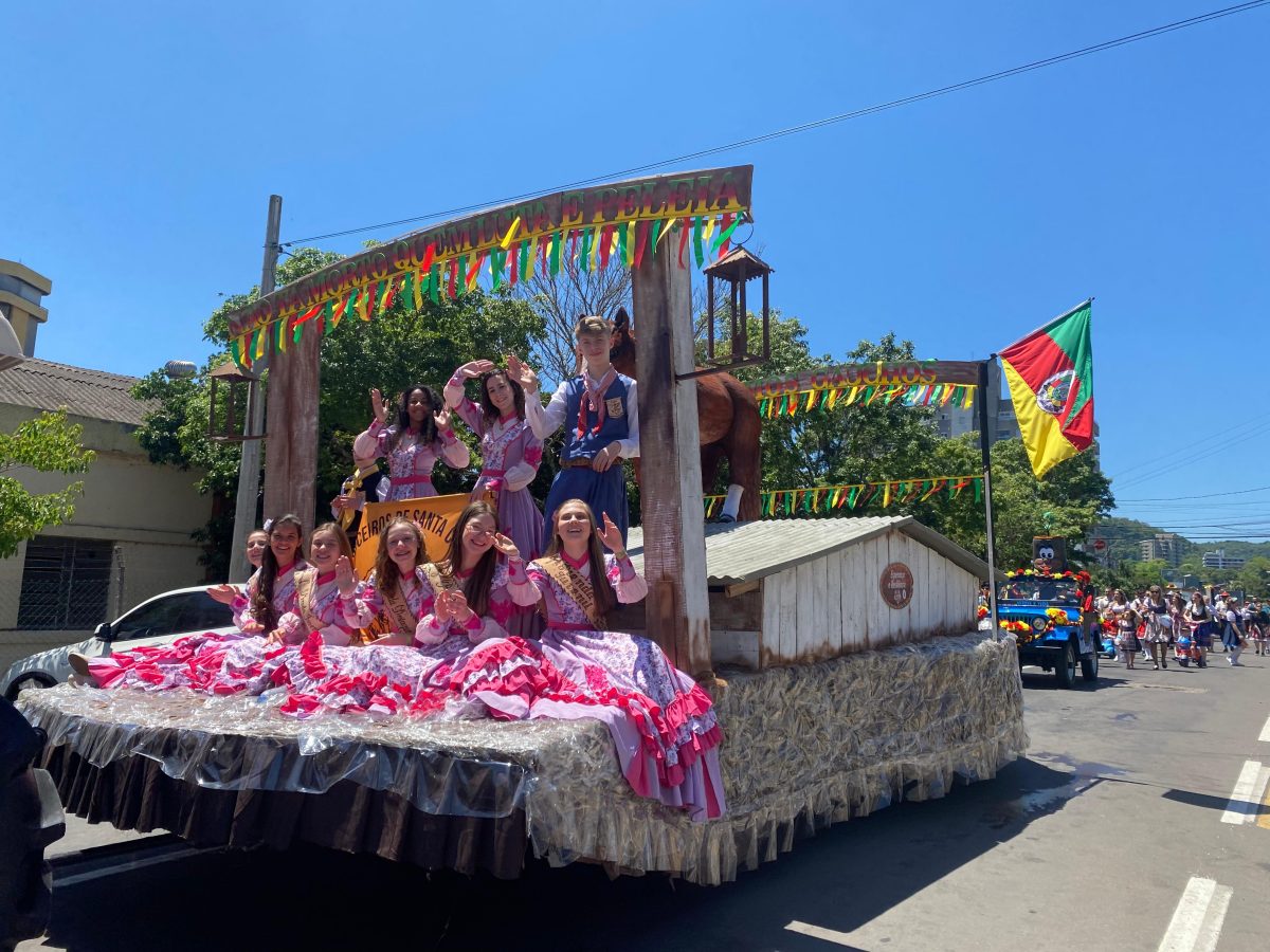 Segundo desfile da 39ª Oktoberfest leva comunidade para a Marechal Floriano