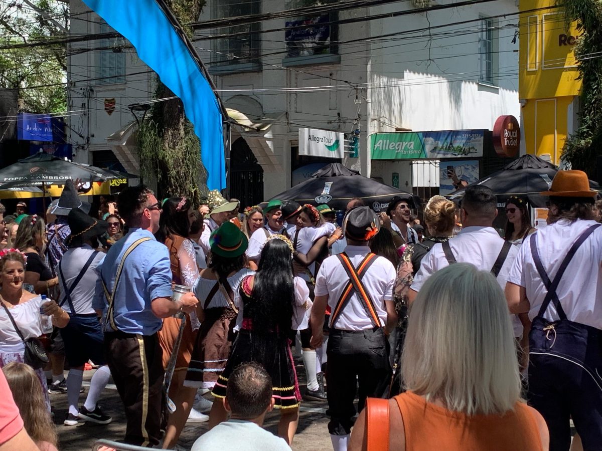 Pedidos de casamento marcam segundo final de semana da Oktoberfest