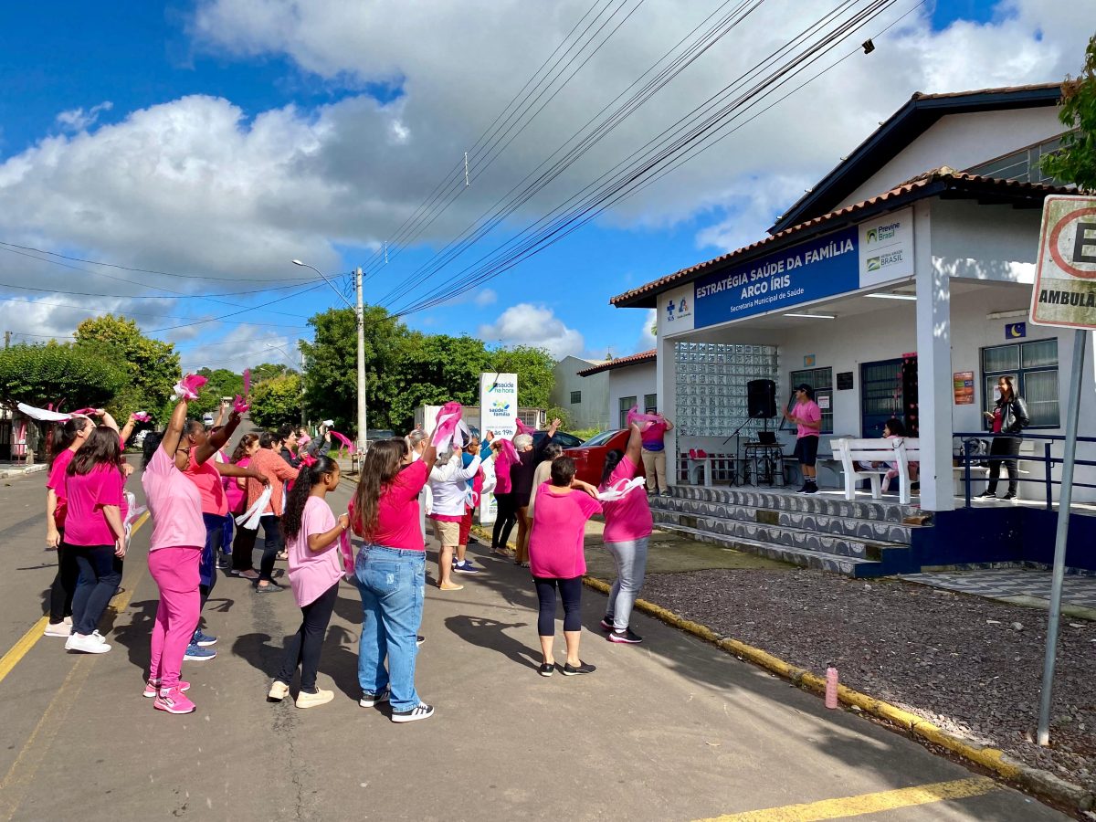 Caminhada, dança e serviços em saúde envolvem mulheres no Outubro Rosa