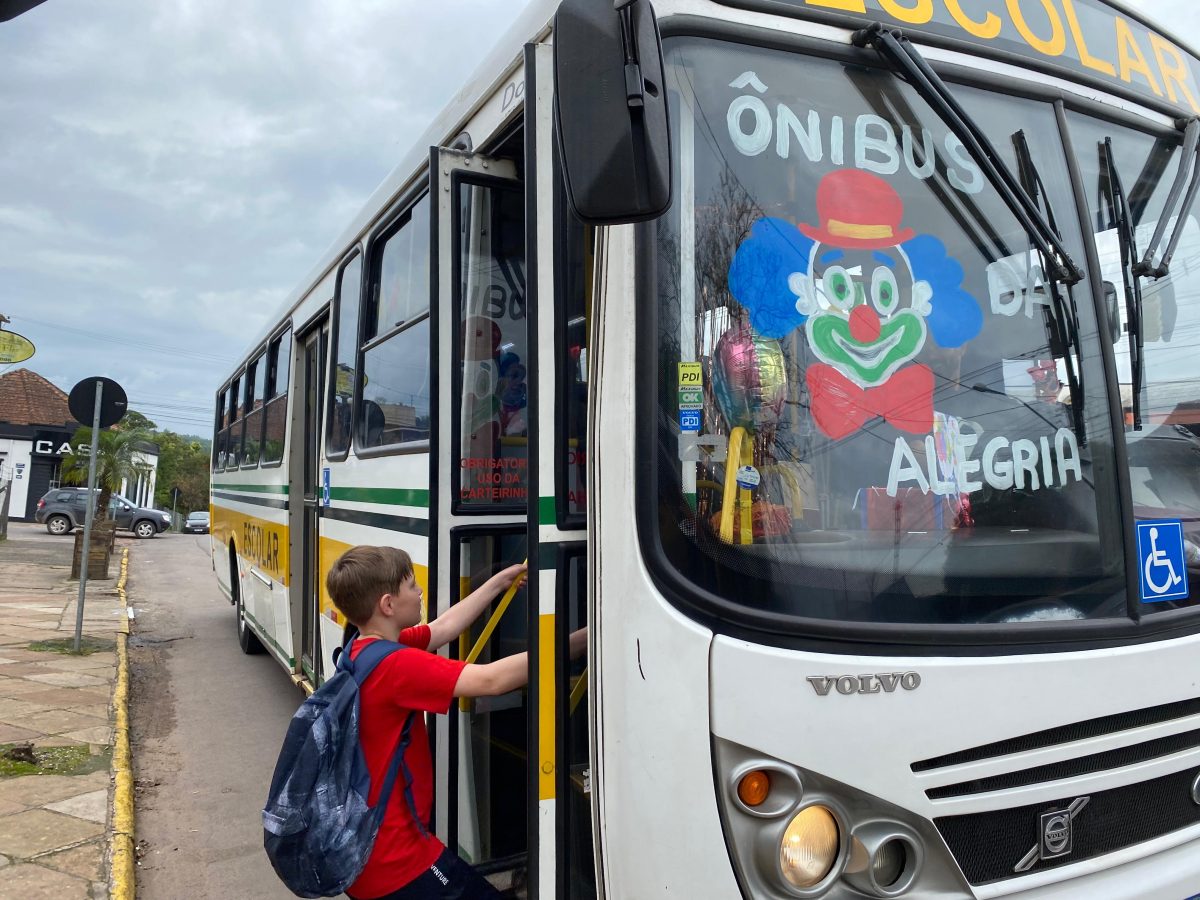 Motorista decora ônibus e surpreende a criançada