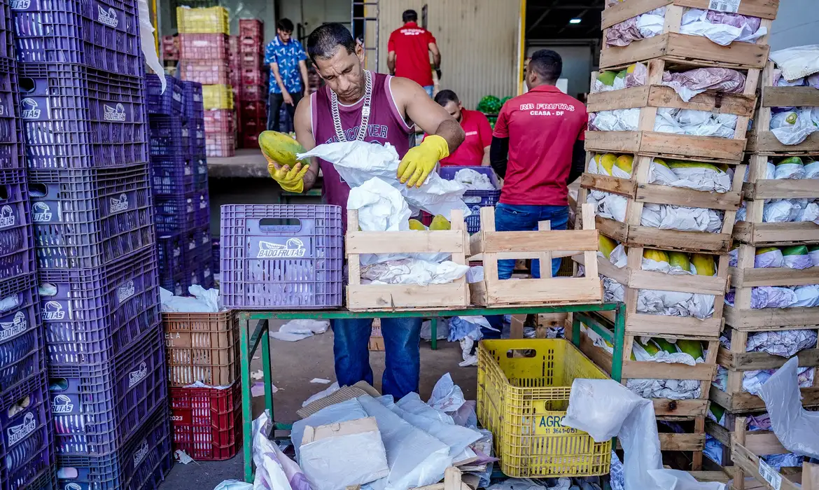 Projeto que reduz imposto para mercados doarem alimentos vai à Câmara