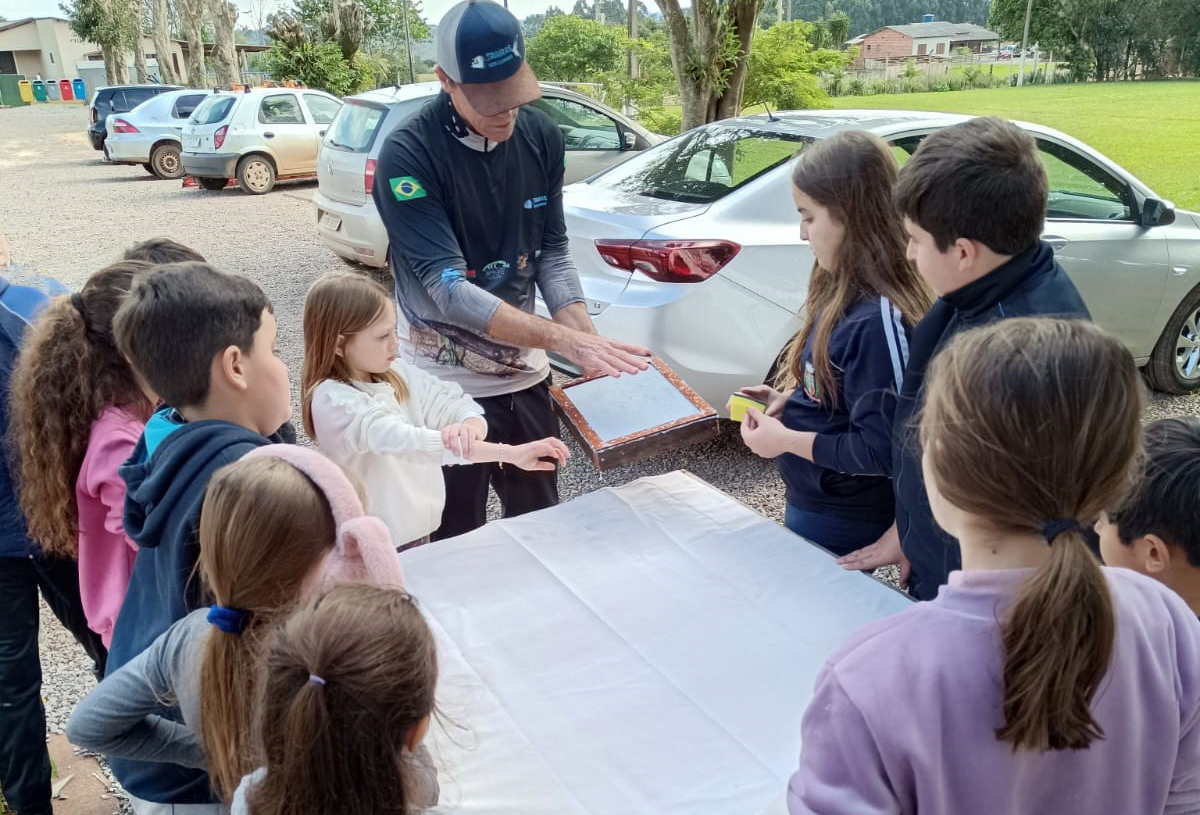 Reciclagem na prática: na Emef Emanuel, rascunho vira boletim escolar