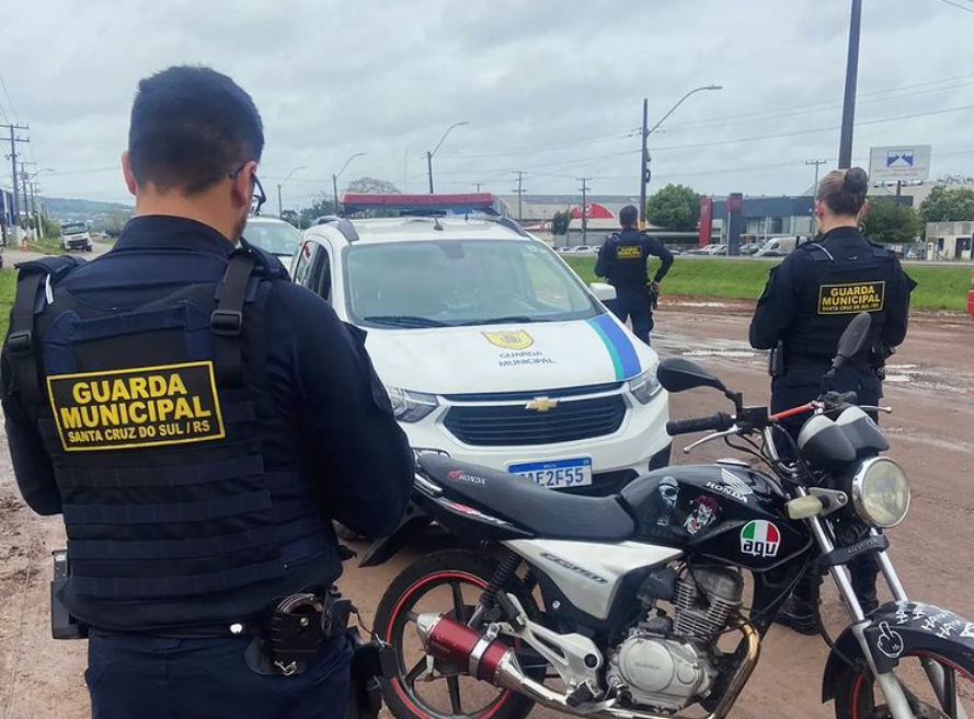 Guarda Municipal de Santa Cruz recupera motocicleta furtada