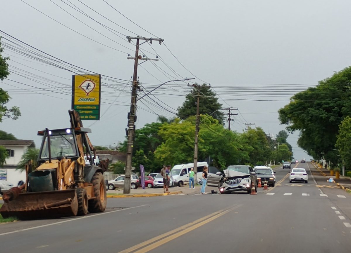 Carro e patrola se envolvem em acidente em Venâncio Aires