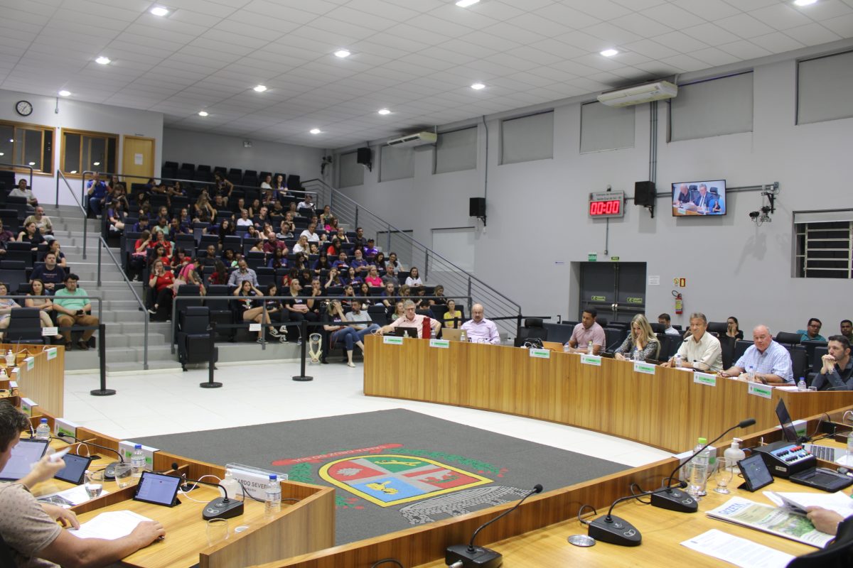 Cinco projetos ingressam na pauta do Legislativo nesta segunda