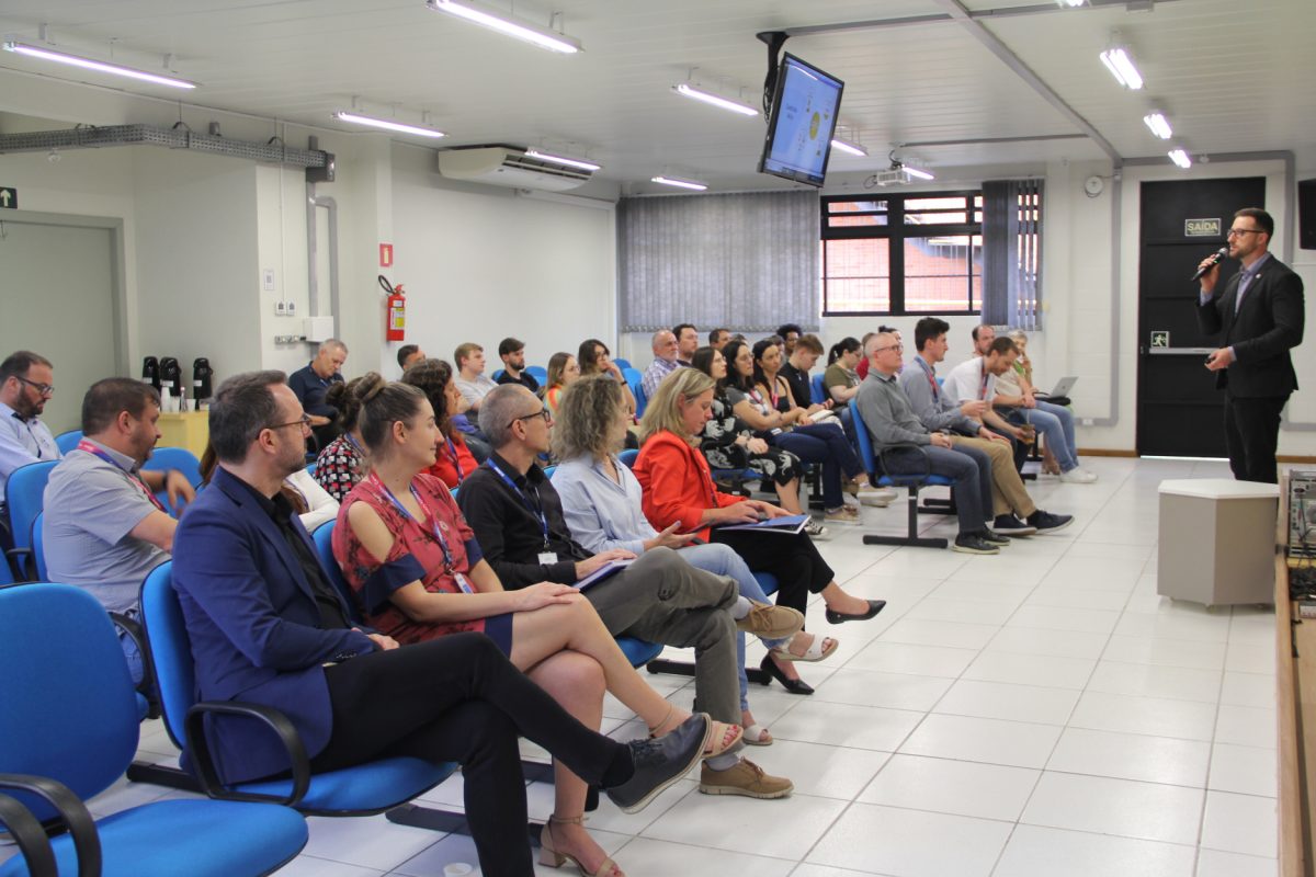 Representante da Fapergs palestra sobre oportunidades de financiamento e apoio a projetos