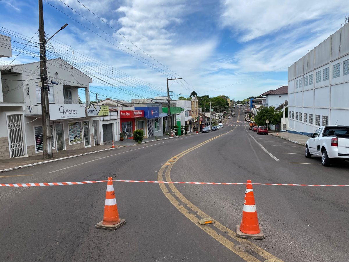 Rua Cláudio Manoel está bloqueada na manhã desta terça