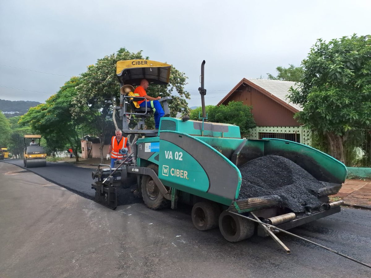 Secretaria de Obras conclui asfaltamento na rua Rodolfo Binz