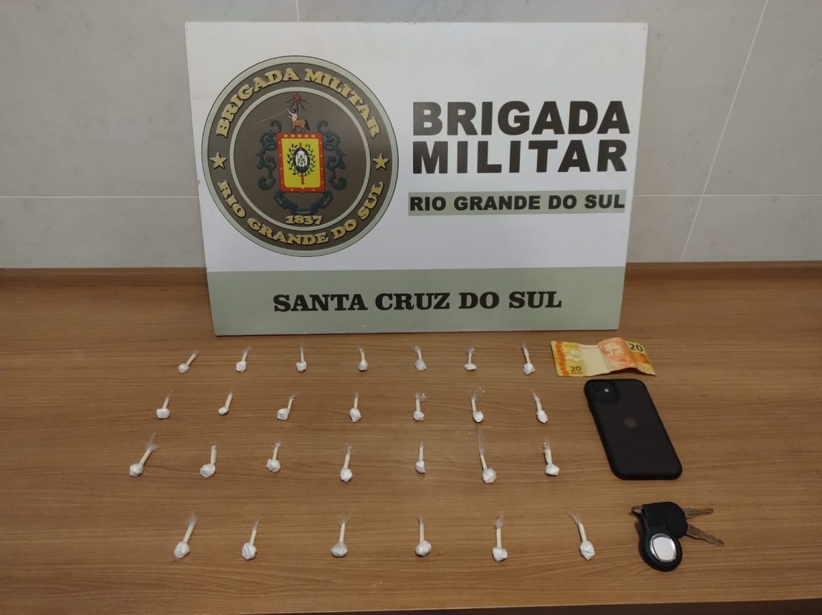 Homem é preso tentando fugir com drogas no Bairro Santa Vitória