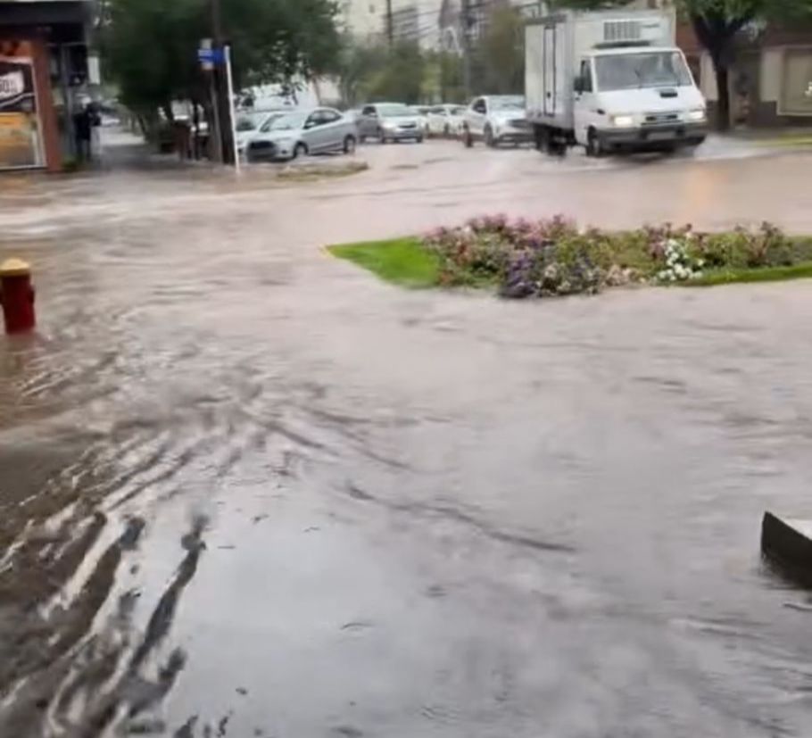 Chuva forte causa alagamentos no Centro de Santa Cruz