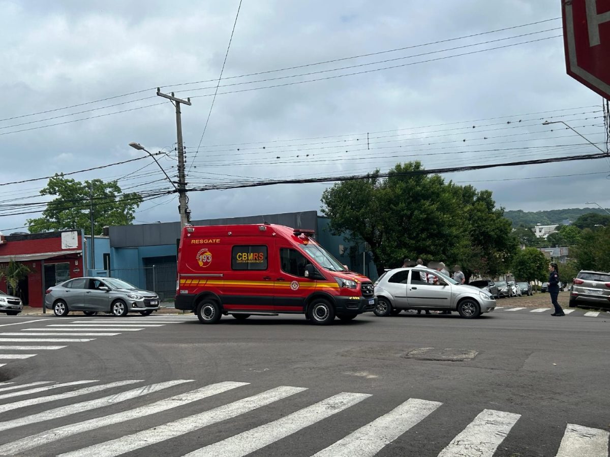 Mulher é encaminhada para atendimento médico após ser atropelada em Santa Cruz