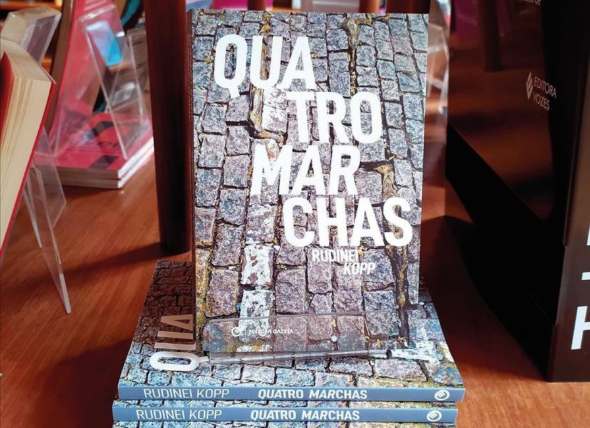 Escritor e publicitário lança livro “Quatro Marchas” neste sábado