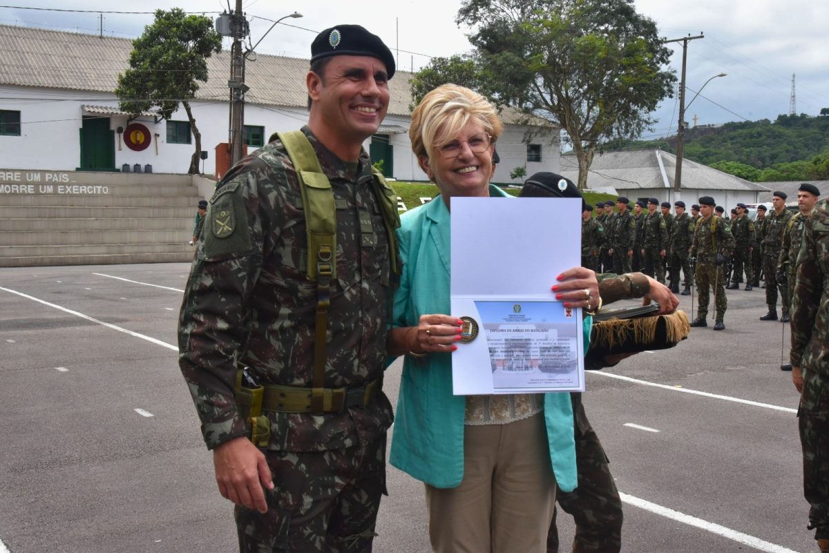 Prefeita de Santa Cruz recebe reconhecimento pelo trabalho de ajuda humanitária nas enchentes