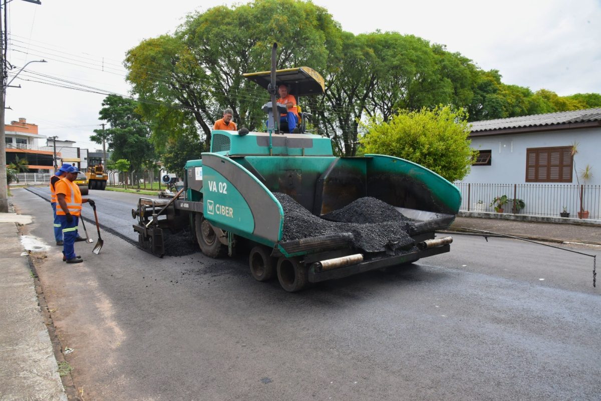 Inicia a aplicação da última camada de asfalto na Rua Antônio Kipper