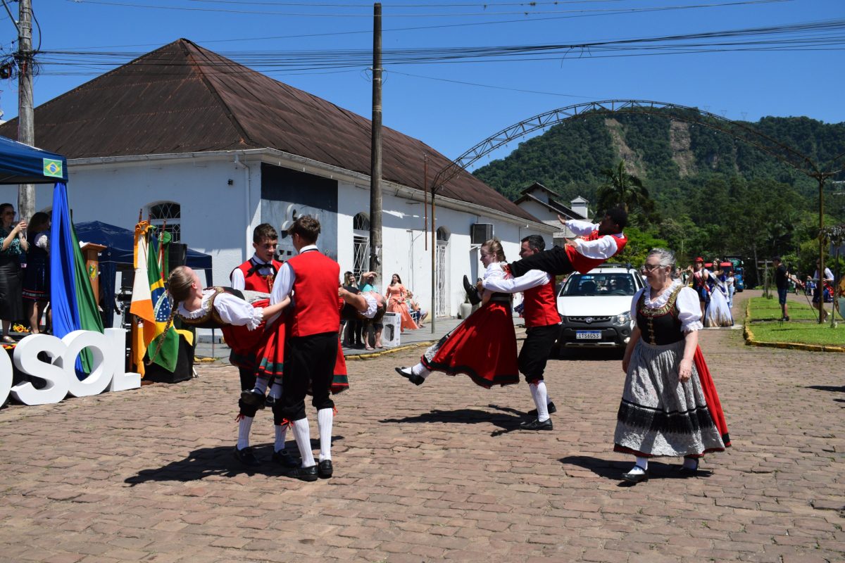 Vale do Sol Comemora 33 Anos com desfile municipal