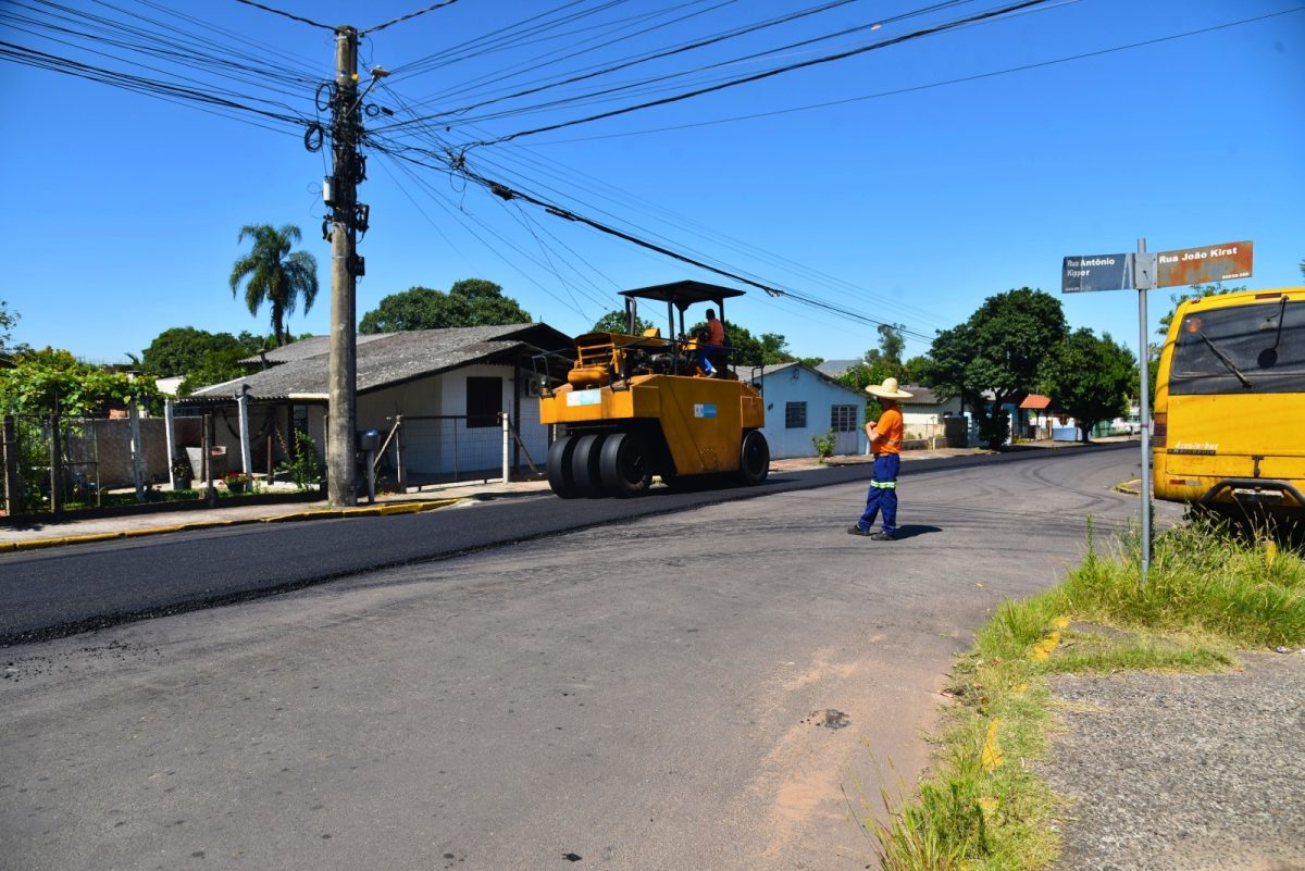 Secretaria de Obras finaliza asfalto na Rua Antônio Kipper em Santa Cruz