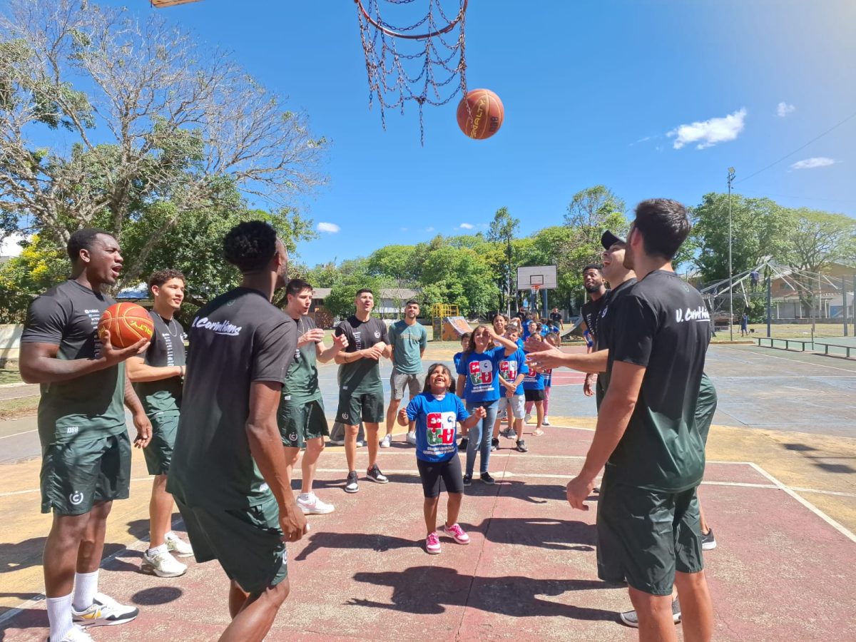 Crianças de projetos sociais ganham bolas de basquete do Ceisc União Corinthians