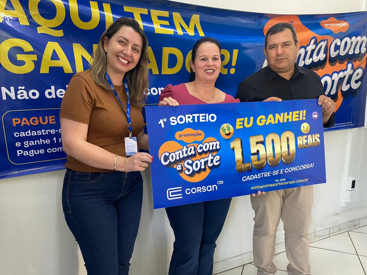 Santa-cruzense ganhadora da promoção Conta com a Sorte Corsan recebe prêmio