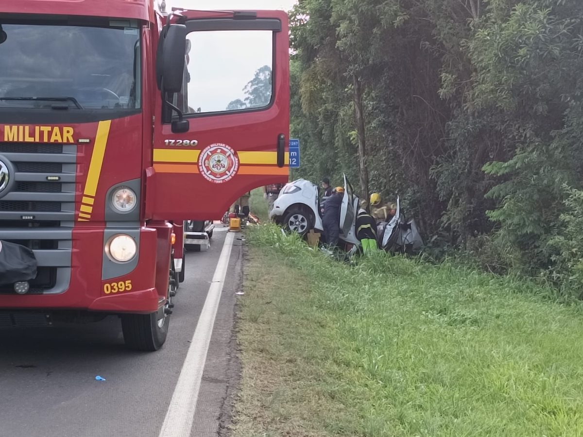 Mulher fica ferida em acidente entre carro e caminhão na RSC-287