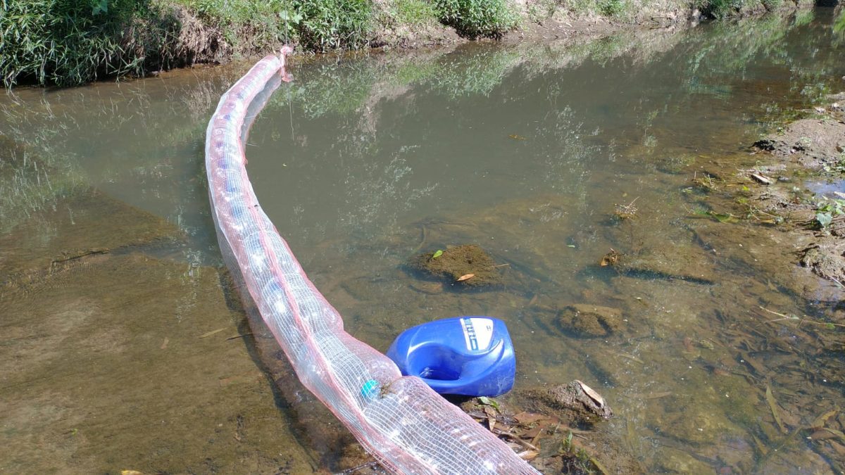 Arroio de Santa Cruz recebe instalação de ecobarreira para conter resíduos sólidos