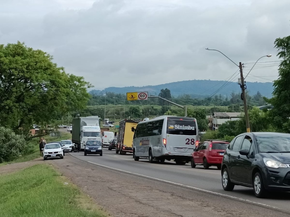 Colisão entre dois carros é registrada na BR-471, em Santa Cruz