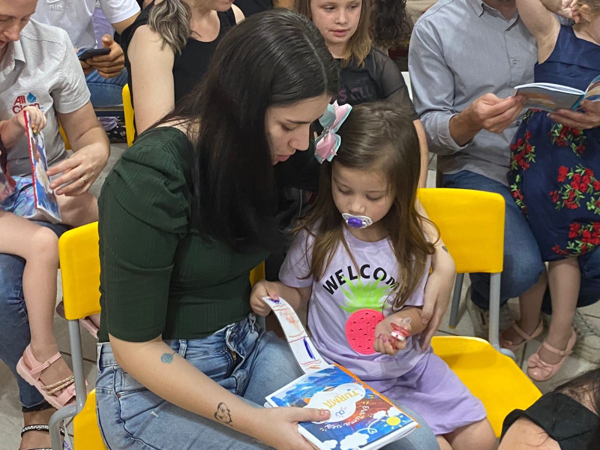 Noite de autógrafos marca lançamento de livro na Emei Castelo Infantil