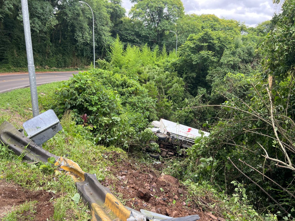 Caminhão sai da pista, tomba no Bairro Country e deixa três feridos