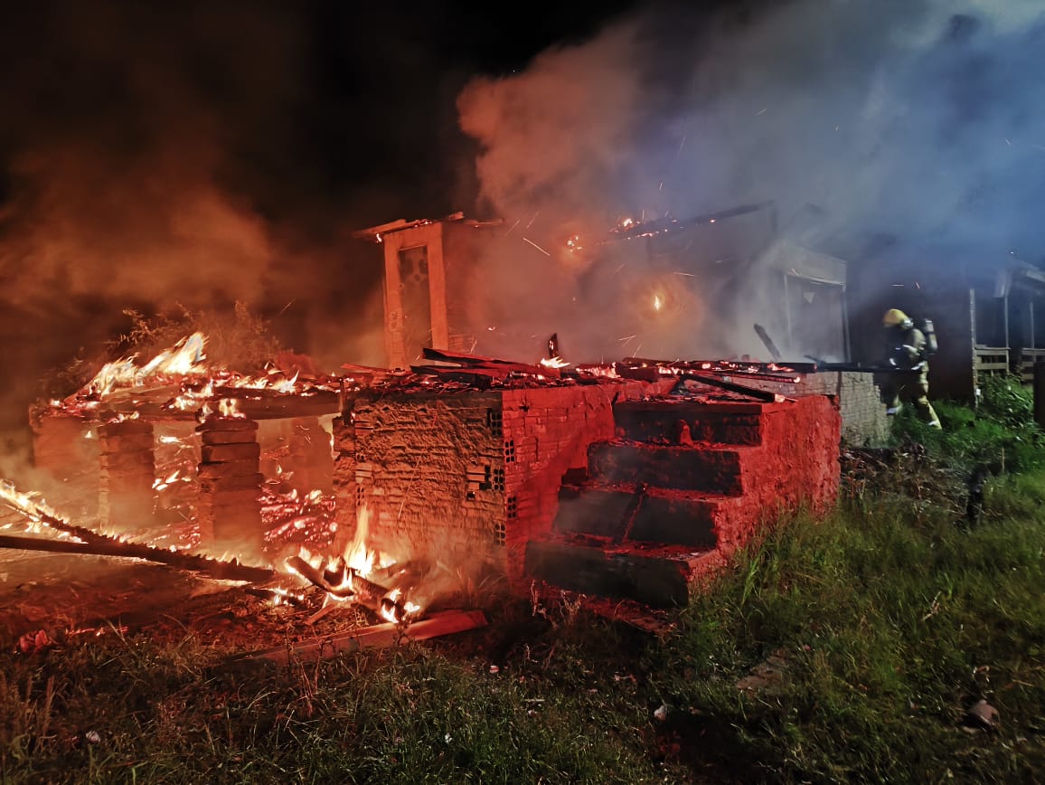 Residência é destruída pelo fogo em Vila Mariante