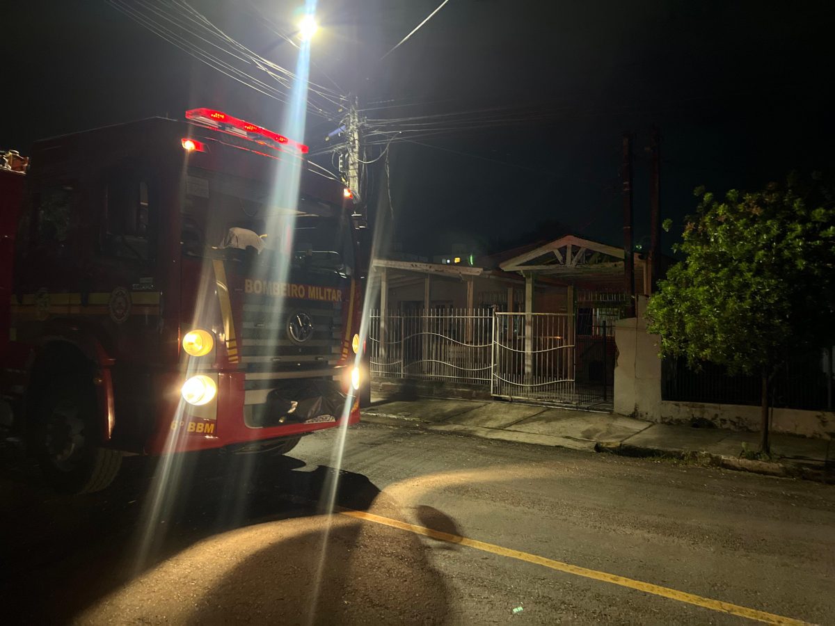 Corpo de Bombeiros de Santa Cruz controla incêndio em poste de luz