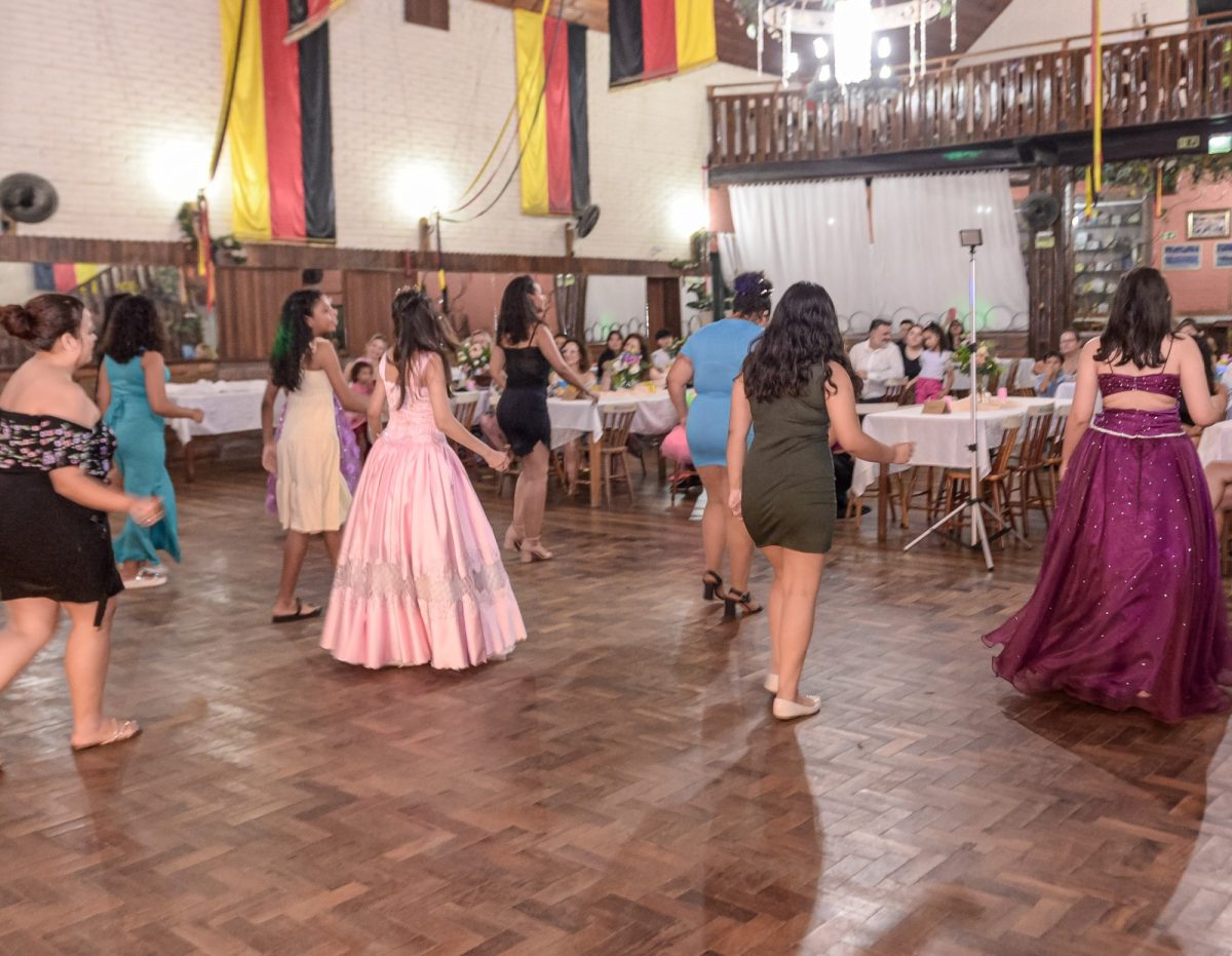 Meninas do abrigo de Santa Cruz comemoram 15 anos em festa na Bierhaus