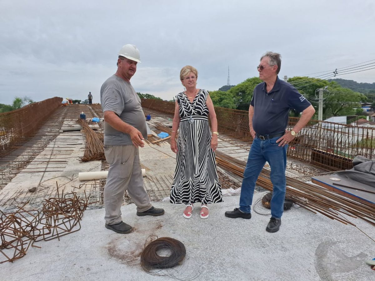 Prefeita Helena acompanha obra do Viaduto do Arroio Grande