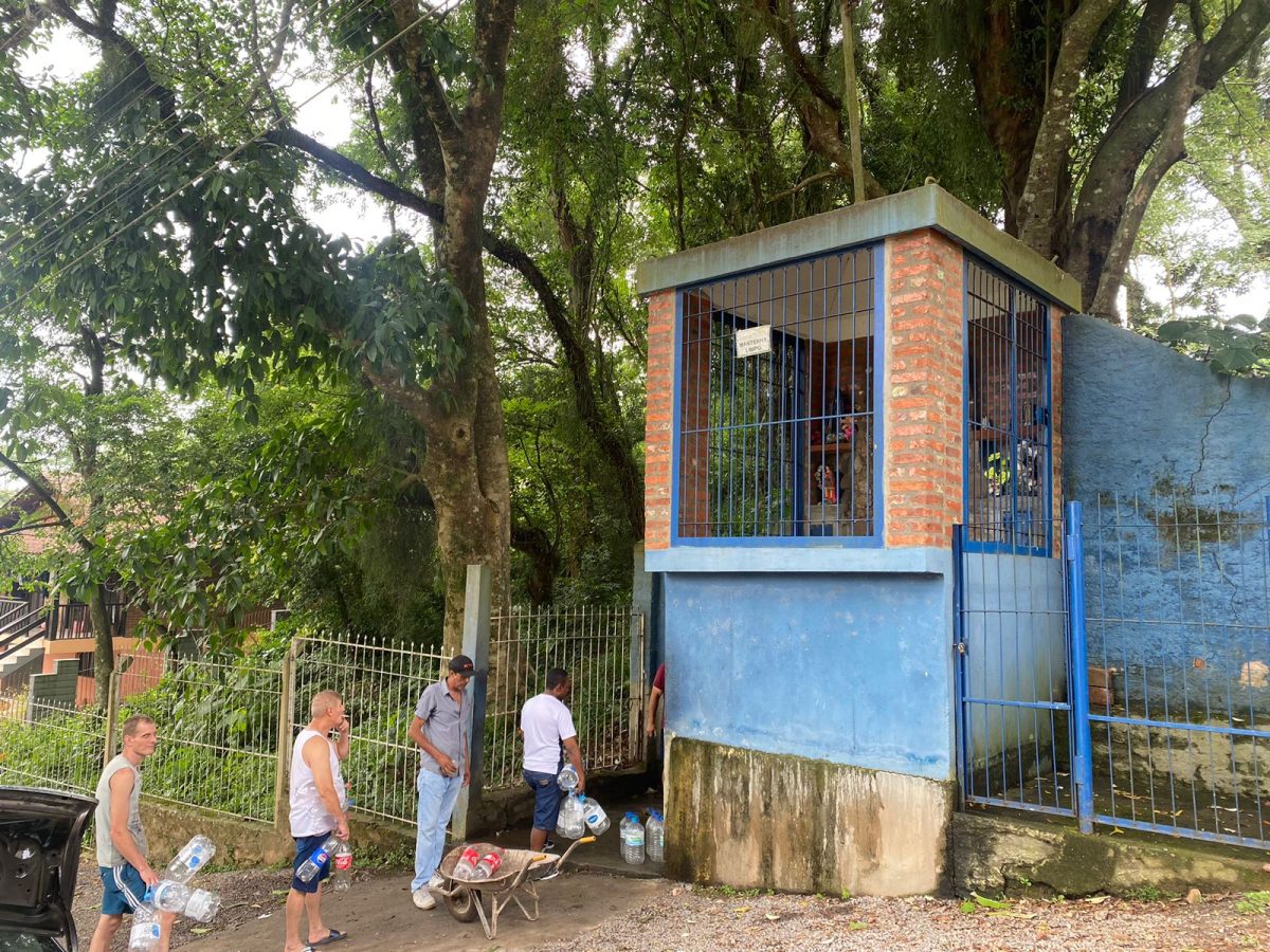 Água da bica do Bairro Faxinal Menino Deus é considerada imprópria, mas moradores fazem fila para o consumo