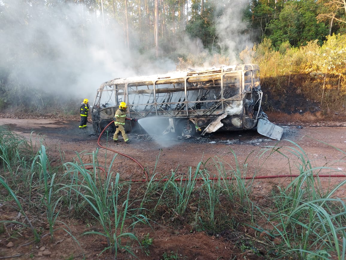 Incêndio destrói micro-ônibus no interior de Venâncio Aires