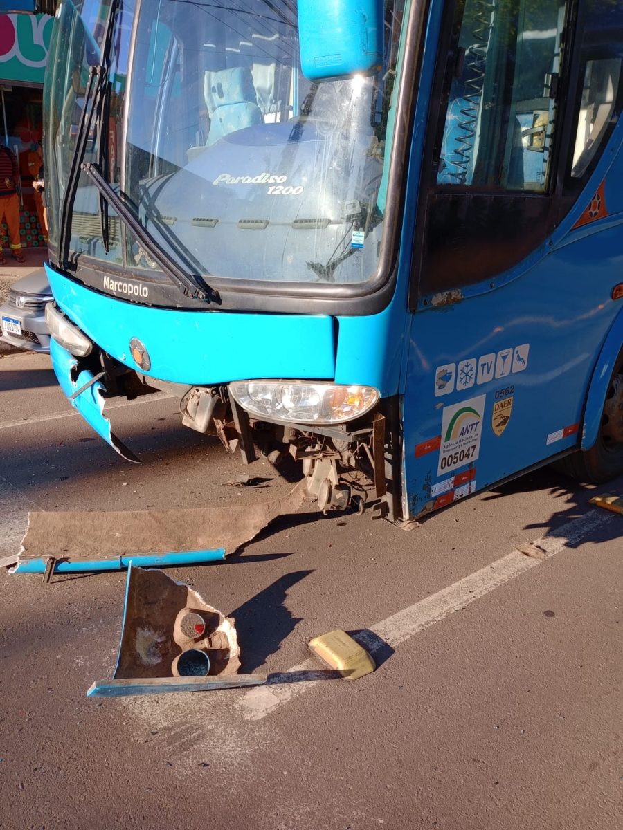 Homem fica ferido em colisão entre carro e ônibus em Vera Cruz