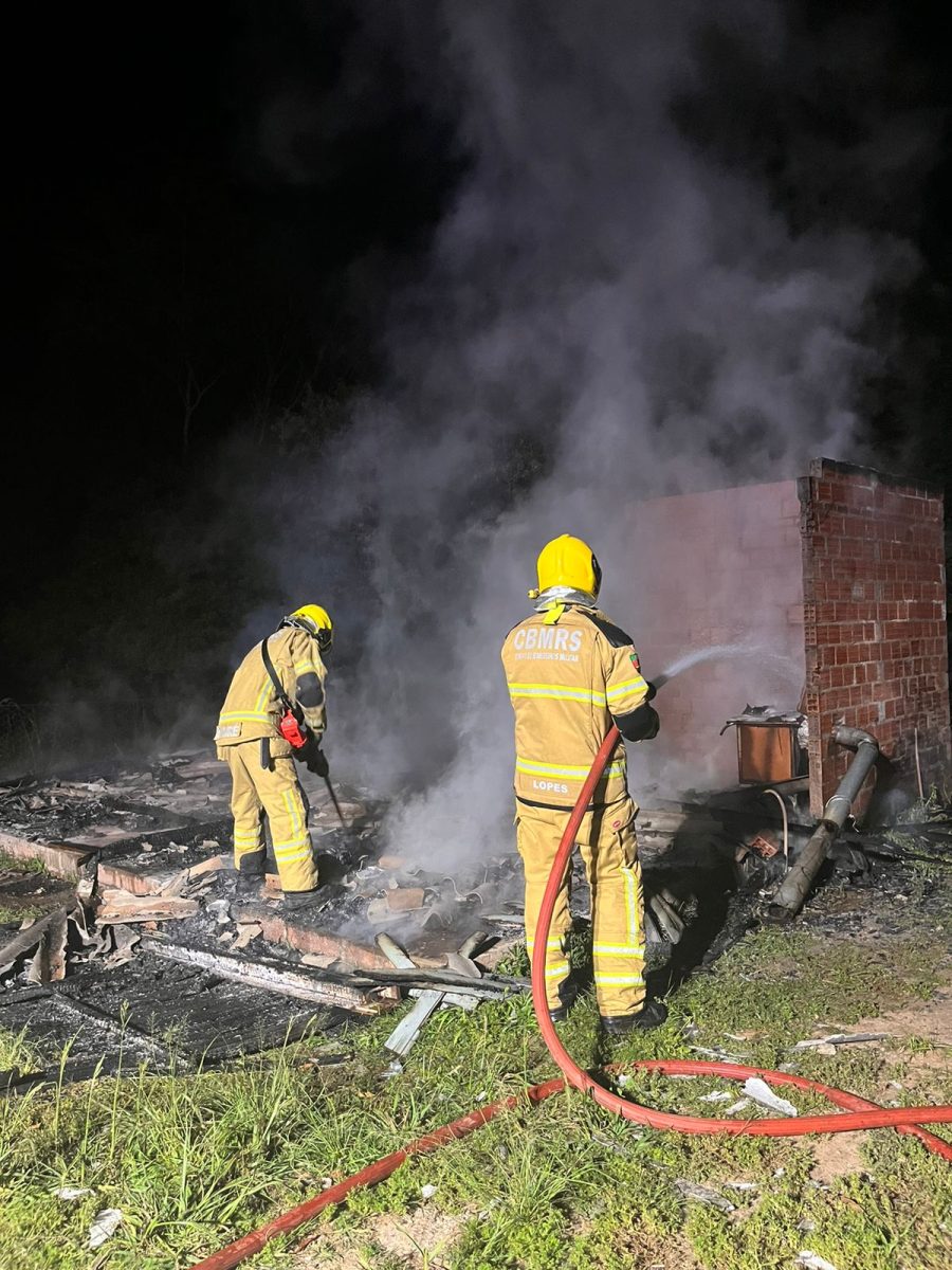 Incêndio destrói parte de casa no interior de Vera Cruz