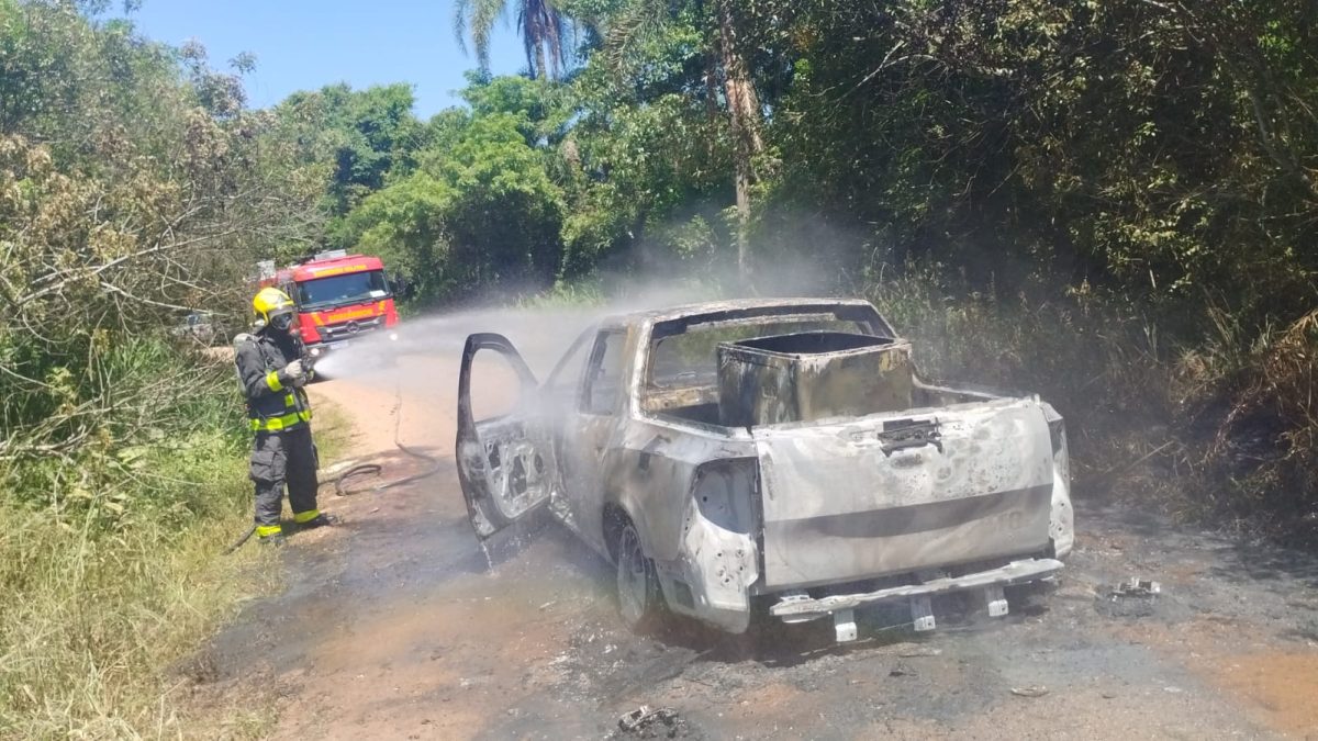 Fogo consome veículo no interior de Venâncio Aires