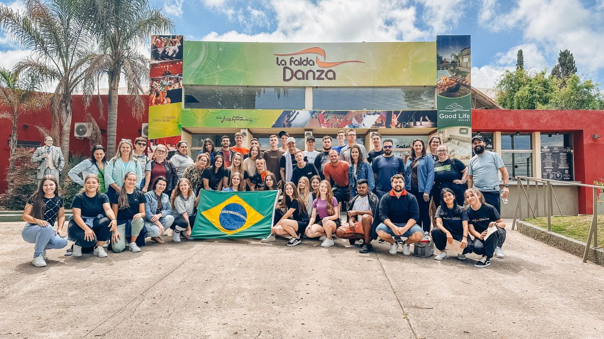 Herveiras, Barros Cassal e Tio Hugo divulgam dança gaúcha em festival na Argentina