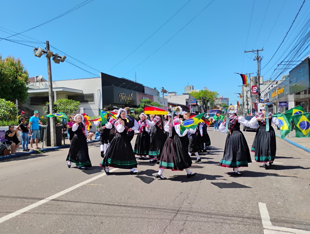 Desfile em homenagem a imigração alemã reúne autoridades e comunidade em Venâncio Aires