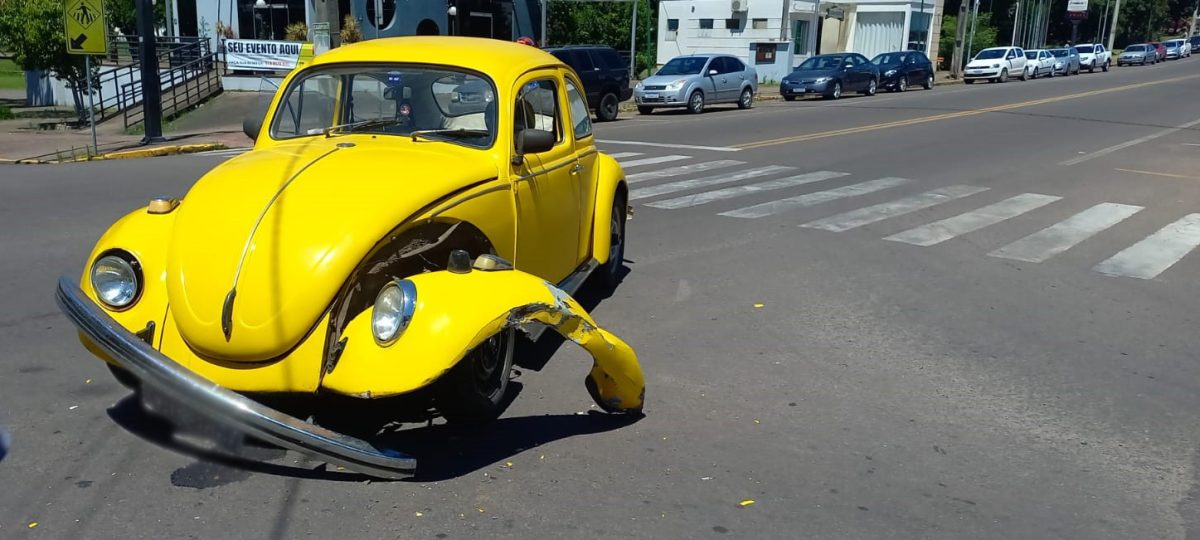 Acidente entre Fusca e moto deixa ferido no centro de Vera Cruz