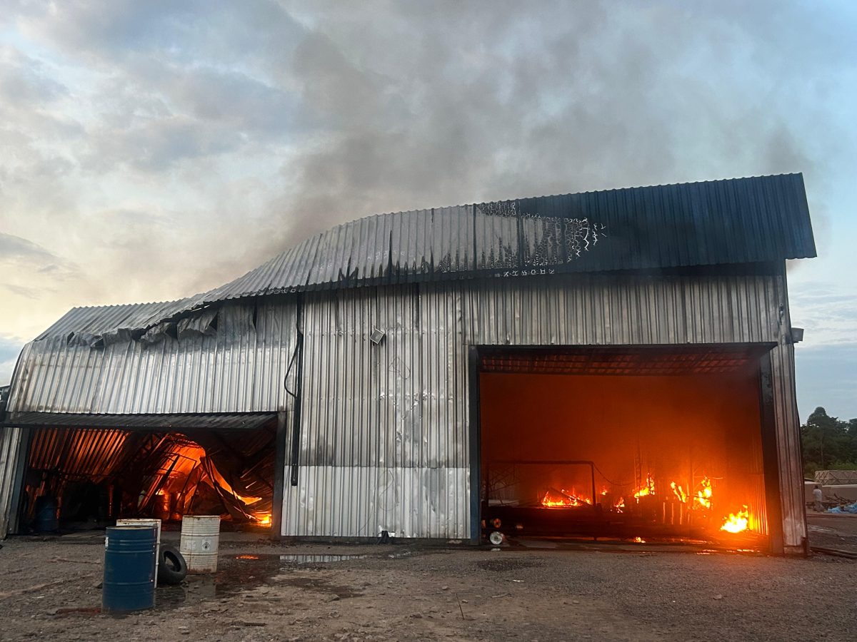 Incêndio de grandes proporções atinge fábrica de piscinas em Vera Cruz