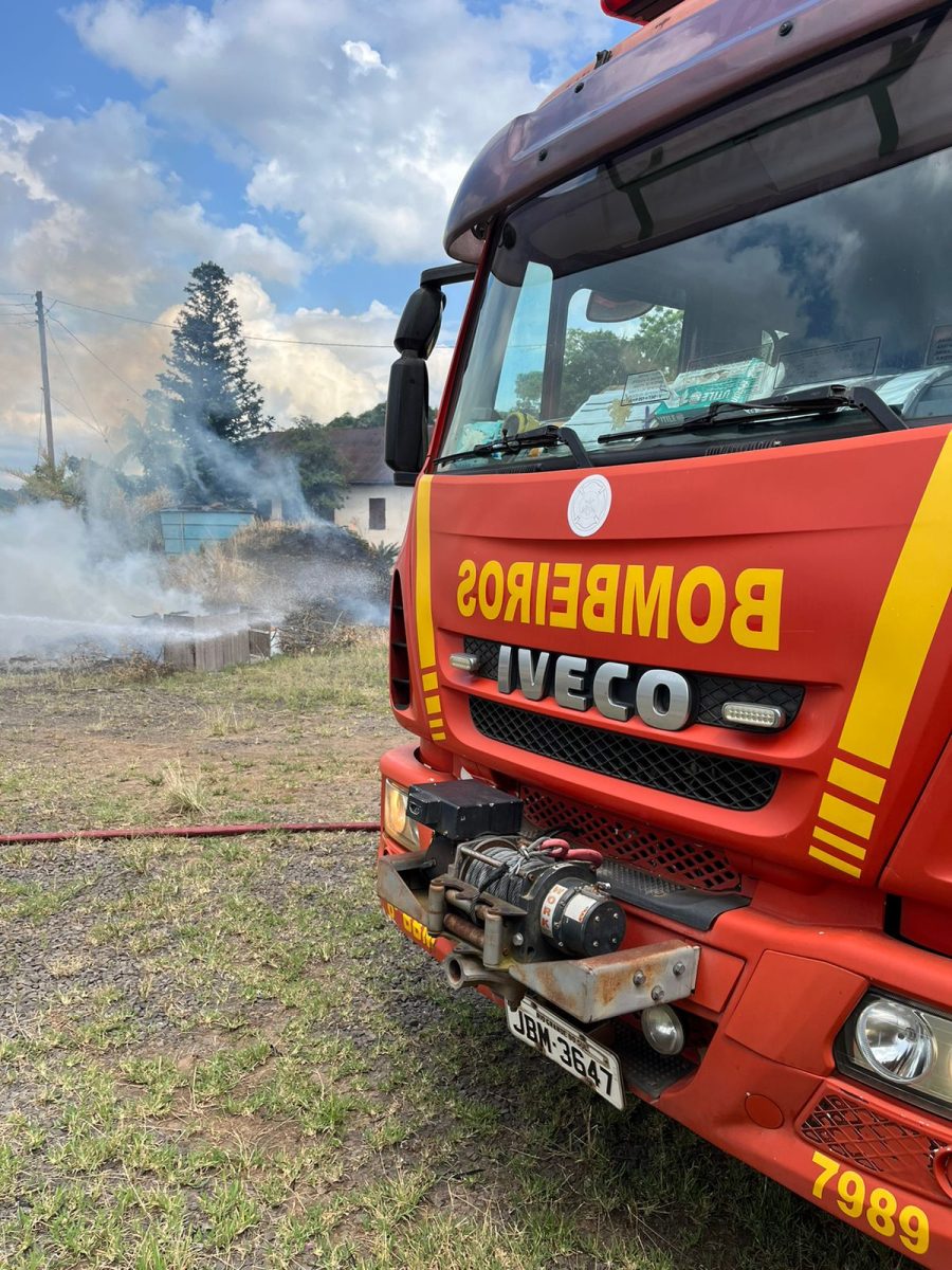 Comum nessa época, fogo em vegetação pode tomar maior proporção, alertam bombeiros