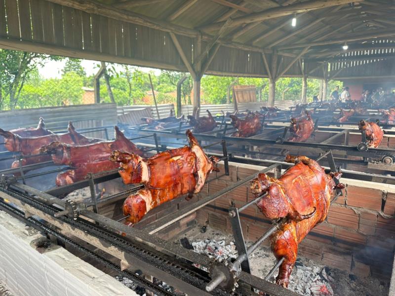 Com 40 leitões a serem assados, domingo é dia de Festival Gaúcho do Porco no Rolete